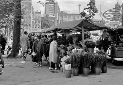127117 Gezicht op de bloemenmarkt op het Vredenburg te Utrecht.